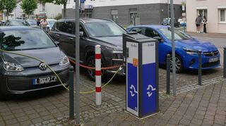 Am Standort eines der zwei Carsharing-Autos von Stadtmobil mit Verbrenner (r.) in der Eichendorffstraße stehen bereits zwei öffentliche Ladepunkte von EnBW zur Verfügung, die rege genutzt werden. Bis zum Jahresende will die Gemeinde noch mehrere solcher Stromtankstellen im Ort in Betrieb nehmen.