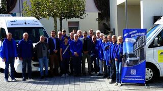 Die Fahrerinnen und Fahrer der beiden Bürgerbusse in Plankstadt nahmen vor dem Bürgerbüro das neue Fahrzeug (r.) in Empfang.