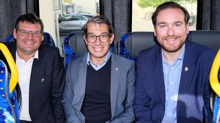 Wie früher im Schulbus, in der letzten Reihe sind die besten Plätze: Bürgermeister Nils Drescher (v. l.), Staatssekretär Dr. Andre Baumann und Landtagsabgeordneter Andreas Sturm testen die Sitze im neuen Bürgerbus.