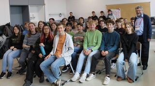Der Mathematik-Preisträger Prof. Efim Zelmanov begeistert die interessierten Jugendlichen im Hebel-Gymnasium mit spannenden Aussagen über die Wissenschaftsgeschichte.