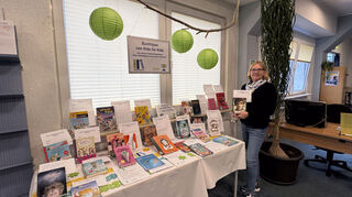 Büchereileiterin Kirsten Pavel am Sondertisch der Lieblingsbücher – Die Aktion für Kinder in den Sommerferien fand große Resonanz in der Enderlegemeinde.
