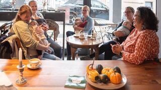 Nadine Volz, Anna Conan, Kim Achenbach und Michelle Ginkel tauschen sich mit Hebamme Waltraud Hauth (r.) aus.