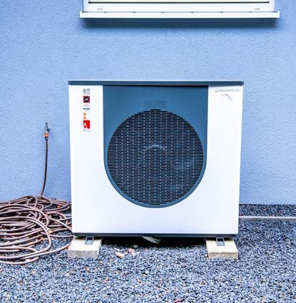 Wärmepumpen arbeiten umso effizienter, je besser der Wärmeschutz eines Gebäudes ausfällt, etwa durch Dämmung und moderne Fenster.