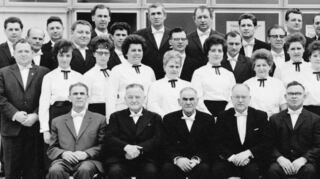 Die weiblichen und männlichen Mitglieder der Germania haben schon 1964, beim 100. Geburtstag des Vereins, Spaß am Singen. Besonders wichtig ist auch damals die Geselligkeit. Seit 1864 kann bei der Germania in Oftersheim gesungen und gefeiert werden.