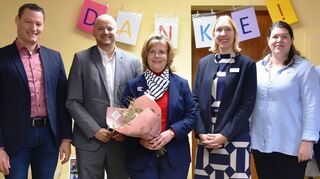 Hauptamtsleiter Jens Volpp (v. l.) und Bürgermeister Pascal Seidel verabschieden Annette Hörstel gemeinsam mit ihrer Nachfolgerin Lisa Westphal sowie Katharina Wollbaum und Katja Klein-Gaa aus der Gemeindebücherei.
