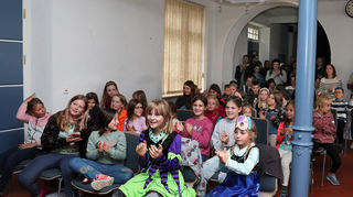 Sehr gut besucht war der Abschluss der Sommerleseaktion „Heiß auf Lesen“. Zahlreiche Kinder hatten sich an der Aktion beteiligt und warteten nun, ob ihnen die Glücksfee bei der Verlosung der Gutscheine hold war. Und für die Vielleser gab es Urkunden.
