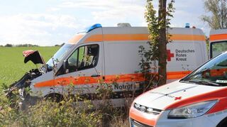Während der Unfallaufnahme war die Landstraße bei Reilingen komplett gesperrt, es bildet sich ein langer Stau. Ein Rettungswagen im Einsatz prallte dabei mit einem – laut Polizei – unachtsam wendenden Pkw zusammen. Die Folge: drei Verletzte.