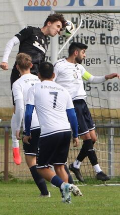 Der Reilinger Spieler Adrit Bajrami setzt sich HIER gegen drei Gegenspieler durch und erzielt den 1:2-Anschlusstreffer. Am Ende verlor Reilingen mit 1:4:
