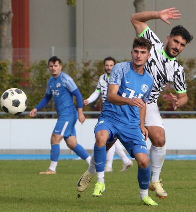Dem Schwetzinger Mittelfeldspieler Tobias Stamm (blau) – hier im Zweikampf mit Aimann Kurt vom FV Brühl – gelingt der 1:2-Anschlusstreffer.