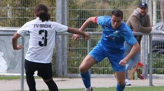 Der Rheinauer Mark Lenhard (r.) lässt Brühls Mert Tut stehen und sorgt mit zwei Toren für den 4:1-Sieg.