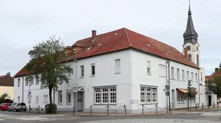 Das ehemalige Gasthaus „Adler“ soll einem Neubau weichen, der Platz für zehn Wohneinheiten schafft. Was in der Gemeinde be-grüßt wird. Sorgen bereitet jedoch das Thema ruhender Verkehr in der Umgebung.