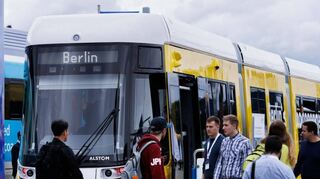 Fachbesucher besichtigen eine Straßenbahn vom Typ Flexity des Zugbauers Alstom auf der Bahntechnikmesse InnoTrans in Berlin.