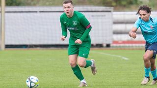 Viernheims Laurenz Baaß (l.) enteilt seinem Gegenspieler David Bauer von der SG Horrenberg.