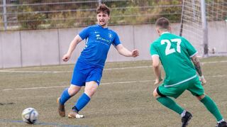 Sauberes Passspiel: Viernheims Moritz Hofmann (l.) leitet in der Kreisliga-Partie gegen Oftersheim einen Angriff ein.