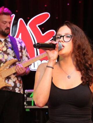 Die 15-jährige Noa Robijn begeistert die Fans mit ihrer eindrucksvollen Stimme.