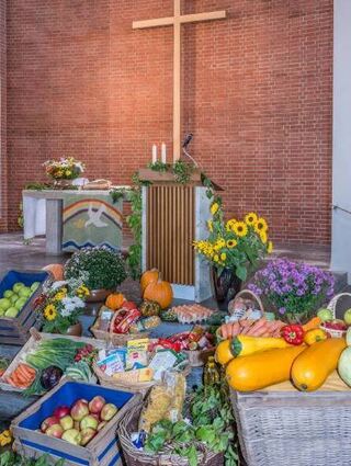 Der Altarbereich der Christuskirche ist zu Erntedank festlich geschmückt.