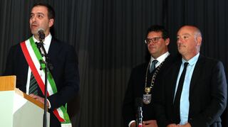 Die Bürgermeister Andrea Baldini (v.l.) aus Italien, Nils Drescher aus Plankstadt und Frédérik Lafforgue aus Castelnau-le-Lez besiegeln den internationalen Dreierbund.
