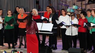 Der Frauenchor „PlankTon“ hat bei dem Galaabend in der Mehrzweckhalle einen Auftritt und begeistert die Zuhörer.