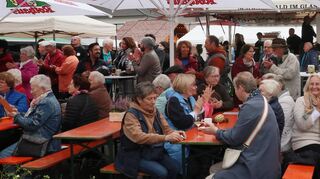 Viel mehr Bereiche sind bei der 38. Auflage der Brühler Straßenkerwe auch im Party-Epizentrum für Sitzgruppen frei gehalten worden. Auf diese Weise ist das gesellige Miteinander wunderbar möglich, wie nicht wenige Festbesucher loben.