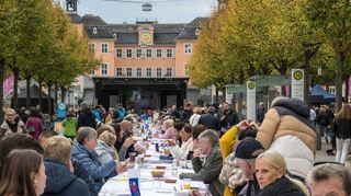 Die Kurfürstentafel auf der Hauptverkehrsader durch die Stadt füllt sich am Nachmittag zunehmend mit Menschen, die dieses Event genießen wollen.