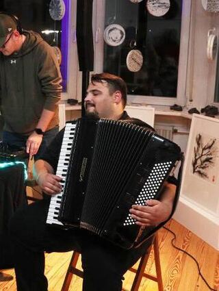 Ziggi Accordian und DJ Christopher Merkel überzeugen im Atelier Späth.