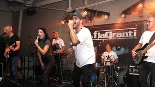 ... und die Band heizt der Menge weiter ein.