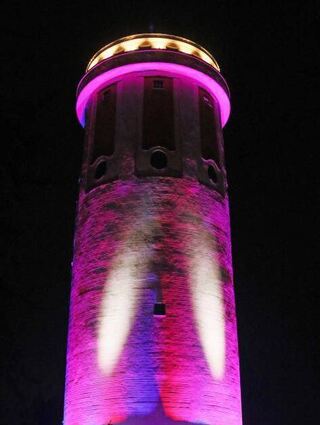 Der einladend beleuchtete Wasserturm lockt viele Gäste an.