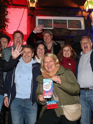 Ausgelassene Stimmung herrscht bei den Besuchern auch vor dem Wirtshaus Güldener Engel.