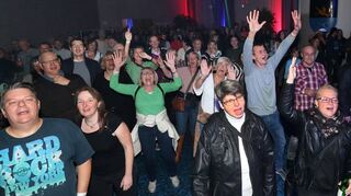 Das Publikum bei der Band "Inflagranti" in der Stadthalle Hockenheim.