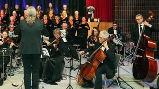 Im Jubiläumskonzert des Gesangvereins Germania singt der gemischte Chor in der Kurpfalzhalle unter Leitung von Frank Christian Aranowski in Begleitung von Musikern der Ökumenischen Philharmonie.