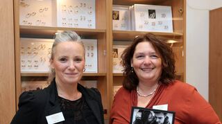 Juwelier Zahn: Olga Lutscher (li.) präsentiert Trauringe aus Titan sowie Carbon und Viola Taplik welche aus Tantal.