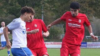 Der Schwetzinger Youngster Leonard Eshun (l.) nimmt es mit zwei Gegenspielern auf. Sein SV 98 verliert gegen Türksport Mannheim 1:3.