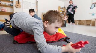 Die vielfältigen Beschäftigungsangebote in den Kindertagesstätten wie auf diesem Symbolbild kosten die Stadt durch steigende Anforderungen immer mehr Geld.