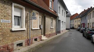 Die Sofienstraße wird bald für ein Jahr zur Baustelle, weil der Kanal erneuert werden muss. Dabei wird auch die Oberfläche neu-gestaltet und wegen der engen Platzverhältnisse künftig eine verkehrsberuhigte Zone eingerichtet.