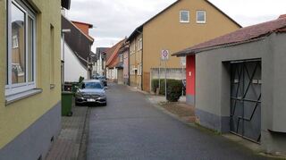Auch die Oberfläche der Straße wird im Zuge der Maßnahme modernisiert. Geplant ist ein einheitliches graues Pflaster.