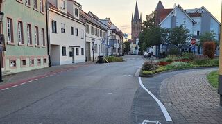 Aus Gründen der Verkehrssicherheit verändert: Der Radschutzstreifen auf der Nordseite der Unteren Hauptstraße endet neuerdings unmittelbar an der Einmündung zur Hockenheimer Straße (nach rechts).