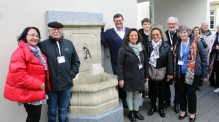Freuen sich gemeinsam über die Einweihung des „Brunnens der Freundschaft“: Gemeinderätin Jutta Schuster (v. l.), Jürgen Tegge (Partnerschaftsverein), Bürgermeister Nils Drescher, Assessorin Monica Malagolini (Argenta), Eric Cerignat (Castelnau), Alessandra Scichilone (Partnerschaftskomitee Argenta), Bürgermeister-Stellvertreter Philippe Guy (Castelnau) und Danielle Monneron (Partnerschaftkomitee Castelnau).
