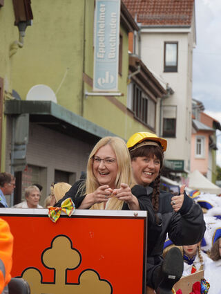Bürgermeisterin Patricia Rebmann fährt auf dem ältesten Fahrzeug der Bauhofflotte mit.