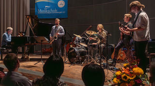 Die „Super Happy Sunshine Awesome Band“ mit Michael Quast, Carl Krämer, Louis Emmerling, Simon Zauels und Kevin Holloway spielt eine Eigenkomposition von Quast und Zauels.
