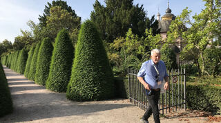 Eines von zahllosen aufgeschlossenen Toren am Morgen: zwischen Obstgarten und Moschee.