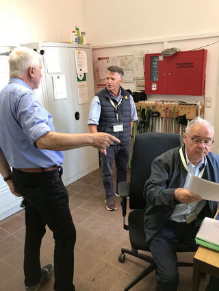 Besprechen sich immer wieder in der Zentrale am Haupteingang: Herbert Brenner (v. l.), Friedrich Wörn und (?) Berlinghof.