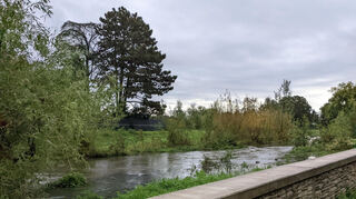 Das HÖP wird seiner Schutzfunktion gerecht, die Mauer hält das Wasser in Schach, derweil es auf der anderen Seiten mäandern kann.