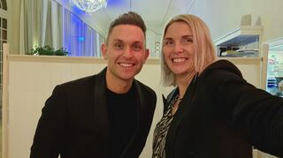 Unsere Autorin mit Marcus Zimmermann bei einem seiner zurückliegenden Auftritte im "Theodors" in Schwetzingen.