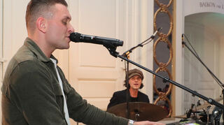 Marcus Zimmermann bei "The Piano Show" vor einiger Zeit im Schlossrestaurant "Theodors" in Schwetzingen. Hinten am Schlagzeug: Tommy Baldu, der das Album von Marcus Zimmermann produziert hat.