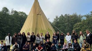 Nicht nur sprachlich versetzt die Language Farm die Schüler der 7 b in eine andere Welt: Die hohen Tipi-Zelte in Westthüringen sind außergewöhnlich.