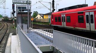 Der Aufzug bedient den Mittelbahnsteig des Bahnhofs von der Unterführung aus. Um dorthin zu kommen ist die Rampe auf der Seite vom Ortskern kommend deutlich zu steil. Beim Bau eines Aufzuges nördlich der Unterführung am Ostbahnsteig übernimmt der Kreis einen Teil der Kosten, wenn sich die Gemeinde für diese Variante entscheidet.