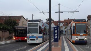 Die Endhaltestelle „Kirchheimer Straße“ wurde vor knapp drei Jahren fertiggestellt. Nach dem Umbau steht den Fahrgästen neben dem barrierefreien Zugang zur Straßen-bahnlinie 22 auch eine barrierefreie Umsteigemöglichkeit zu den Buslinien 713 und Citybus Eppelheim zur Verfügung.