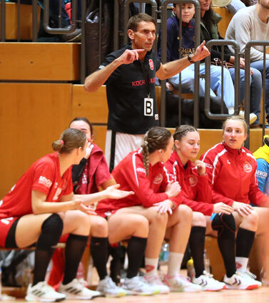 METADATEN aus dem DC-Upload-Tool:

Bildtext: 17.02.2024, SSP, Handball-Oberliga Frauen, HG Oftersheim/Schwetzingen - SG H2Ku Herrenberg, Trainer Carsten Sender, Bild: Lenhardt

Hochgeladen von:
Norbert & Dorothea Lenhardt / SZ Freie Mitarbeit (doro-lenhardt@t-online.de)

Bildrechte:
1.) Ich bin berechtigt, die hochgeladenen Bilder der Mediengruppe Dr. Haas GmbH zur Verfügung zu stellen. Die Bilder dürfen in den gedruckten Ausgaben des "Mannheimer Morgen", "Südhessen Morgen", "Bergsträßer Anzeiger", "Schwetzinger Zeitung/Hockenheimer Tageszeitung" sowie "Fränkische Nachrichten" inklusive deren Internetauftritte (www.mannheimer-morgen.de, www.bergstraesser-anzeiger.de, www.schwetzinger-zeitung.de und www.fnweb.de)
2.) Es wird ein vollumfängliches einfaches Nutzungsrecht ohne zeitliche Beschränkung eingeräumt.
3.) Ich versichere, dass die abgebildeten Personen einer entsprechenden Veröffentlichung zugestimmt haben. Die Bilder dürfen bearbeitet und archiviert werden.

4.) Die Bilder dürfen in Social-Media-Kanälen wie Facebook und Instagram genutzt werden.

Nutzung: Kostenpflichtig nutzbar

ID im DC-Upload-Tool: 39425
