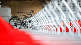 Viele Bike+Ride-Anlagen sind gut erreichbar und wenig ausgelastet, doch oft mangelt es an Überdachungen, so der ADAC.