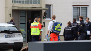 Notärzte und mehrere Streifenwagen der Polizei sind am Freitagvormittag in Plankstadt im Einsatz.
